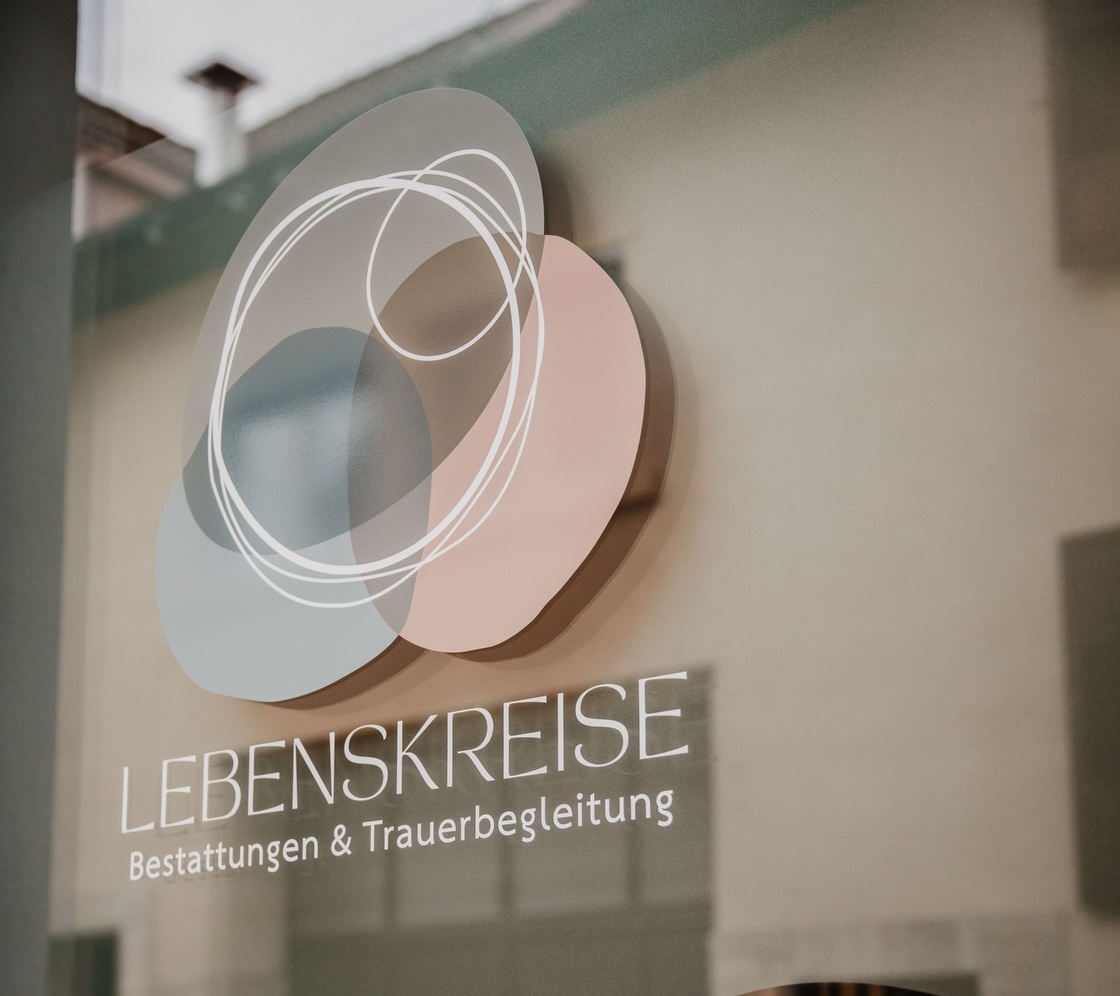 Eingangstür mit Logo "LEBENSKREISE Bestattungen & Trauerbegleitung" und sanftem Kreismotiv, Standort Gau-Algesheim.