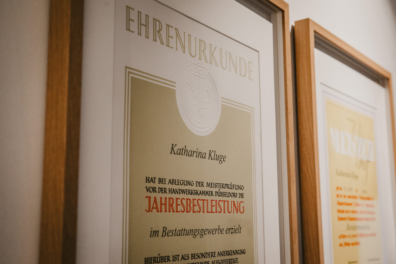 Auszeichnung für Katharina Kluge, Inhaberin von Lebenskreise Bestattungen, für besondere Leistungen im Bestattungswesen.